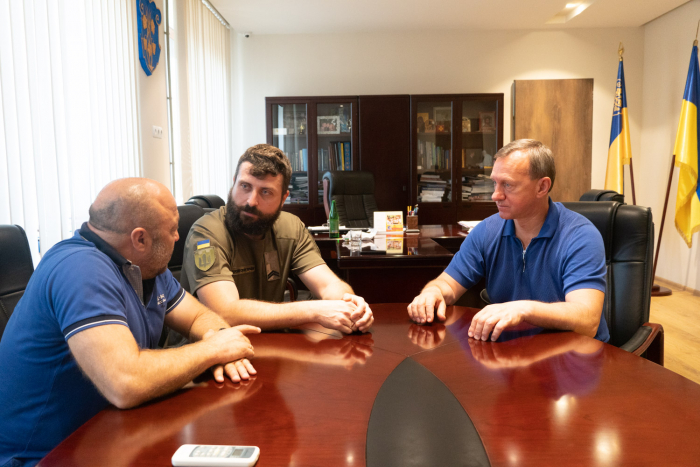 Богдан Андріїв зустрівся з депутатом Ужгородської міськради Олександром Волосянським, який захищає Україну на передовій