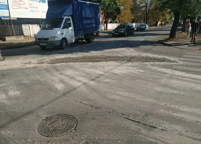 Водій вантажівки сплатить штраф за розлитий на дорозі в Ужгороді бетон
