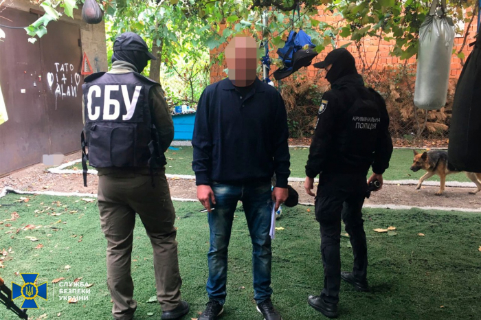 На Закарпатті поліція затримала росіянина, який незаконно зберігав зброю та боєприпаси