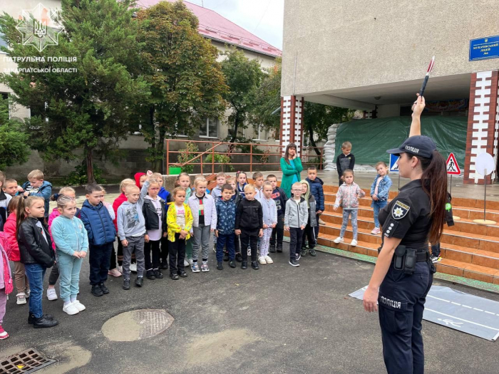 На Закарпатті патрульні поспілкувались з дітьми про поведінку поблизу проїжджої частини