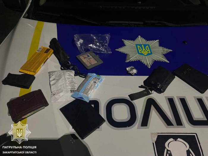 Закарпатські патрульні виявили чоловіка, який мав із собою речовини, схожі на наркотичні