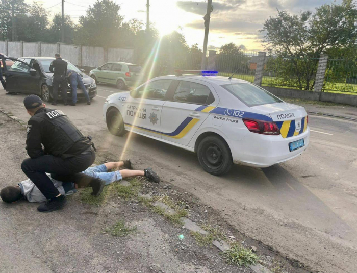 Поліцейські затримали наркоторговця одразу після чергового факту збуту