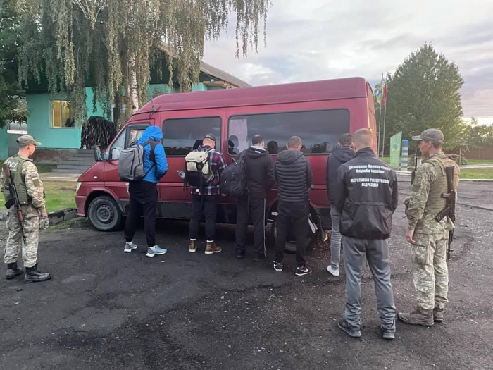 На Закарпатті прикордонники затримали п`ятьох чоловіків, які планували незаконно перетнути кордон