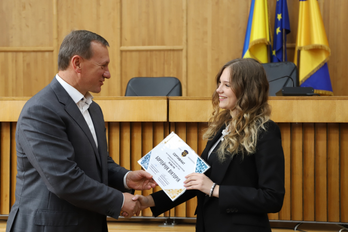 В Ужгороді нагородили випускників-двохсотбальників
