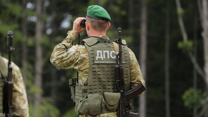 3800 пачок сигарет виявили у трьох чоловіків на Закарпатті неподалік кордону з Угорщиною