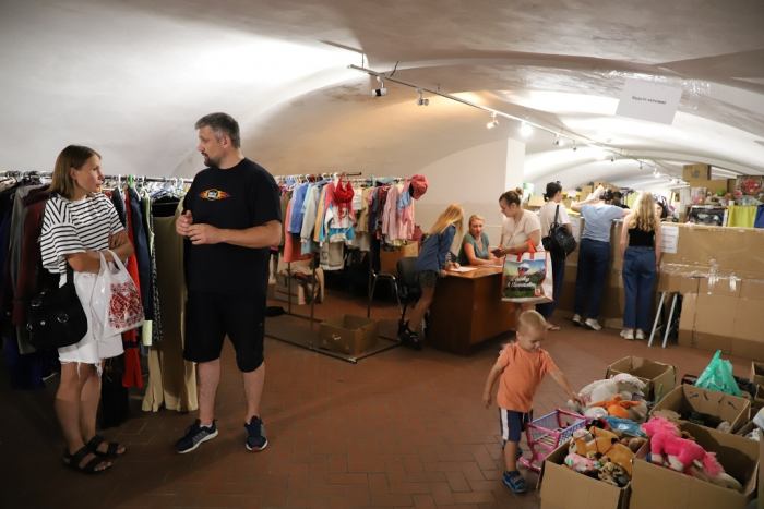 У "Совиному гнізді" в Ужгороді продовжують надавати гумдопомогу переселенцям (ФОТО)