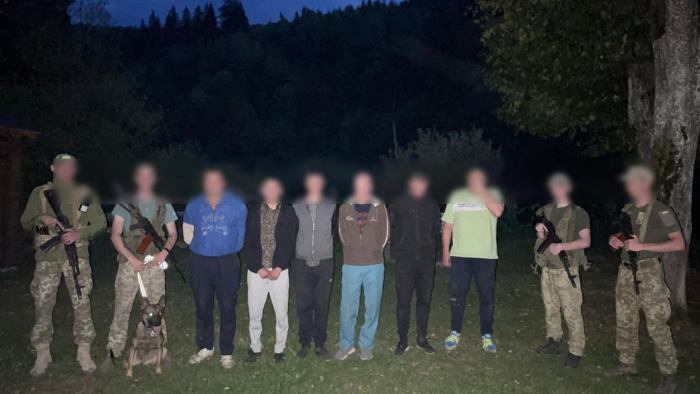 "Хотіли назбирати грибів", – на Закарпатті затримали 6 чоловіків, які прямували за кордон
