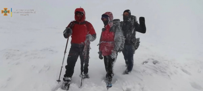 Закарпатські рятувальники показали, як в снігу шукали киян у Карпатах (ВІДЕО)