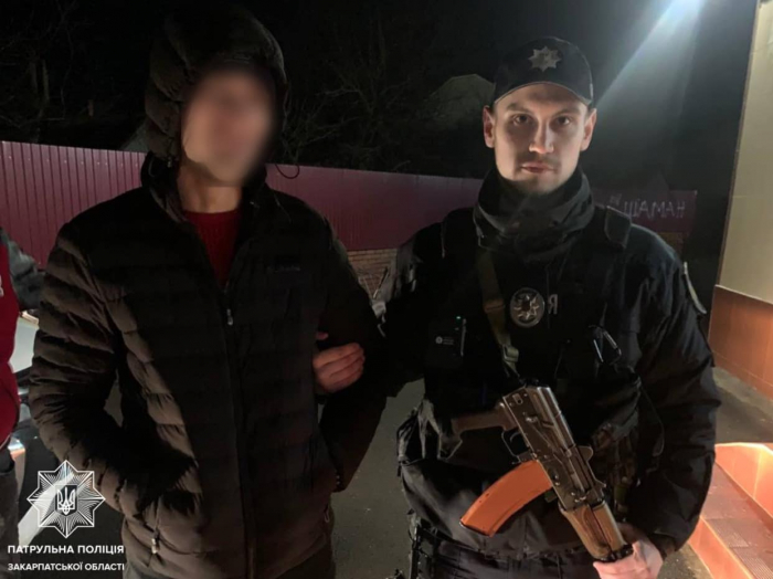 На Закарпатті патрульні виявили чоловіка, який мав із собою пристрій для куріння із залишками, ймовірно, наркотичних речовин