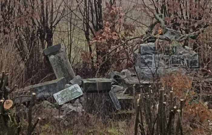 У закарпатському Буштині "декомунізували" пам'ятник більшовицькому письменникові Горькому