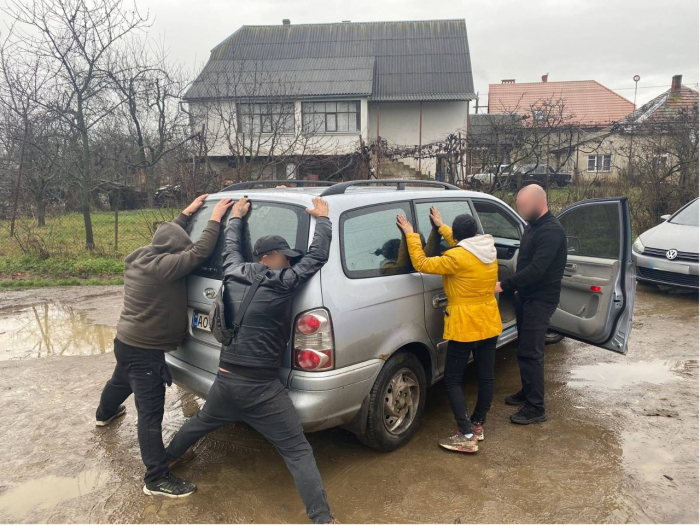 Патрульні затримали закарпатця, який намагався незаконно переправляти через кордон осіб призовного віку