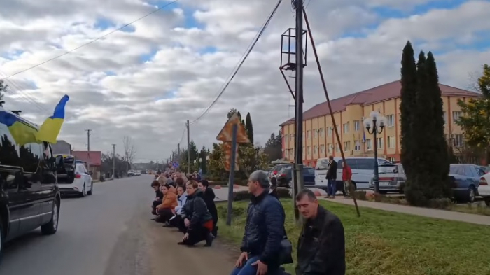 На Ужгородщині зустріли навколішки та провели в останню путь полеглого на війні Сергія Черниогло (ФОТО)