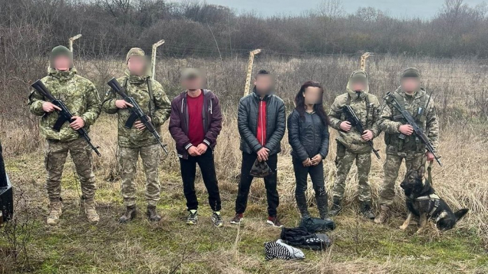 На Закарпатті поблизу кордону з Угорщиною затримали трьох чоловіків. Один із них вдавав із себе жінку