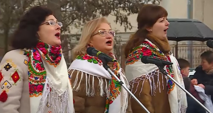 Під час фестивалю коляди у Баранинцях на Закарпатті зібрали понад 16,5 тис. грн на підтримку ЗСУ (ВІДЕО)