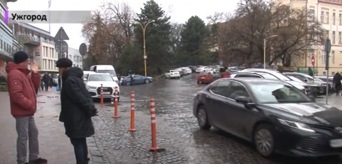 З 1 лютого в центральній частині Ужгорода впроваджують платне паркування (ВІДЕО)