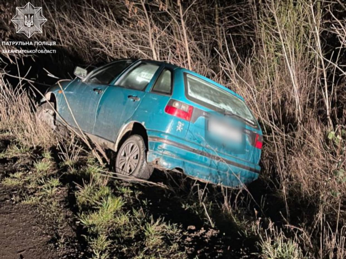 В Ужгороді розшукали п'яного водія, який злетів у кювет і покинув автівку (ФОТО)