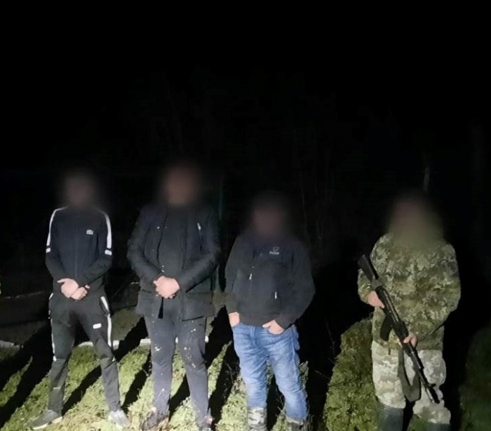 Неповнолітнього переправника з двома "клієнтами" та "водолаза" затримали на Закарпатті (ФОТО)