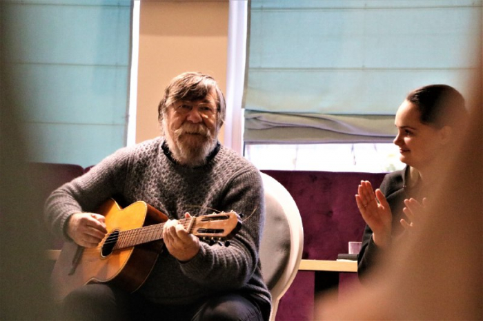 На Закарпатті британець проводить заняття з музтерапії для дітей із Херсонщини