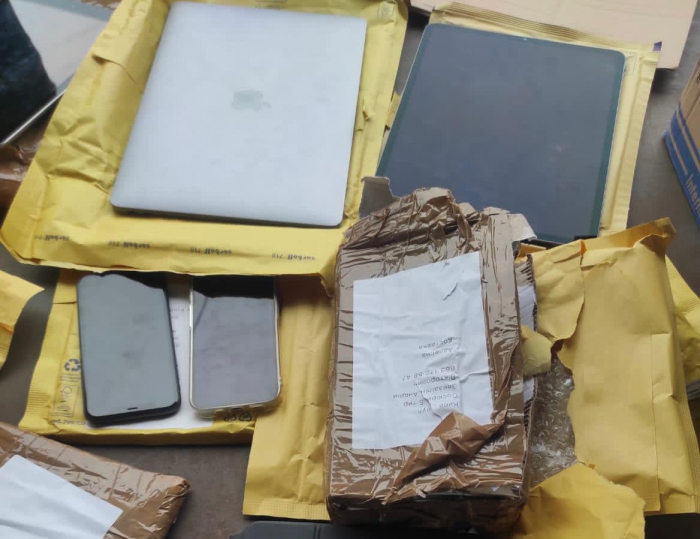 На кордоні з Угорщиною закарпатські митники «вполювали» незадекларовану техніку, серед якої - сучасний iPhone 15 Pro