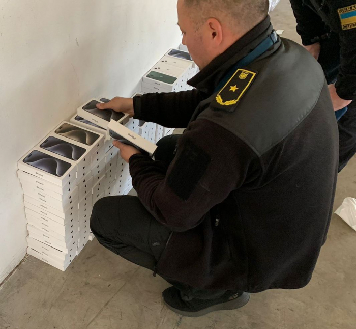 На кордоні зі Словаччиною закарпатські митники запобігли незаконному ввезенню великої партії сучасних ґаджетів