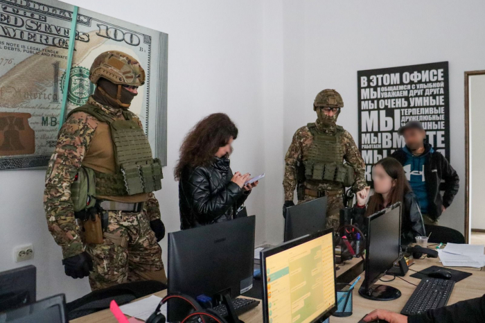 Поліція припинила діяльність шахрайського call-центру у Берегові