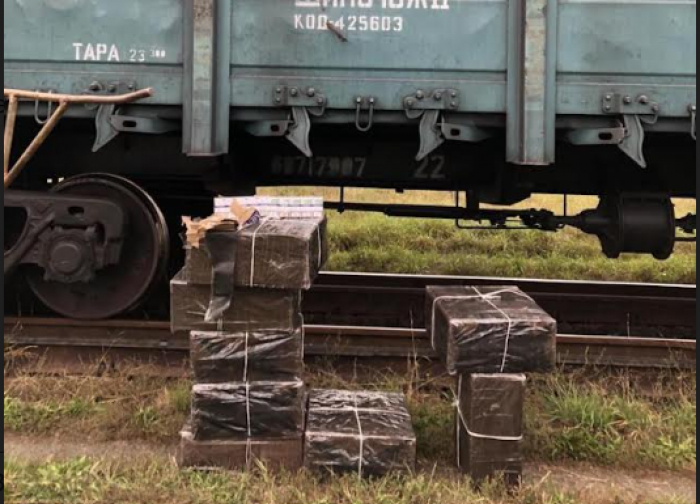 У вантажному потязі з рудою закарпатські митники відкопали 4 тисячі пачок сигарет