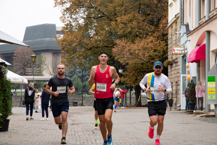 Найстаршому учаснику першого благодійного Krayna Uzhhorod Half Marathon 73 роки, наймолодшому – 3