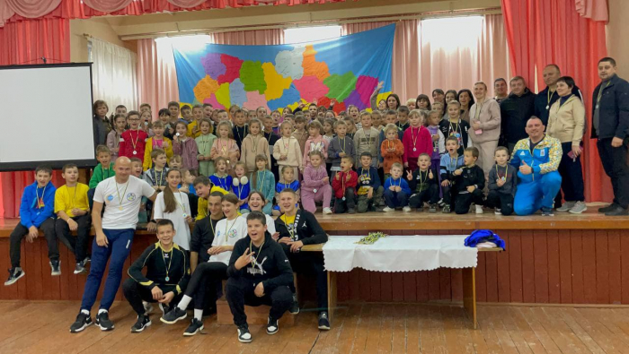 Тренер та учні з Королева провели руханку для понад 20 тисяч школярів з усієї України