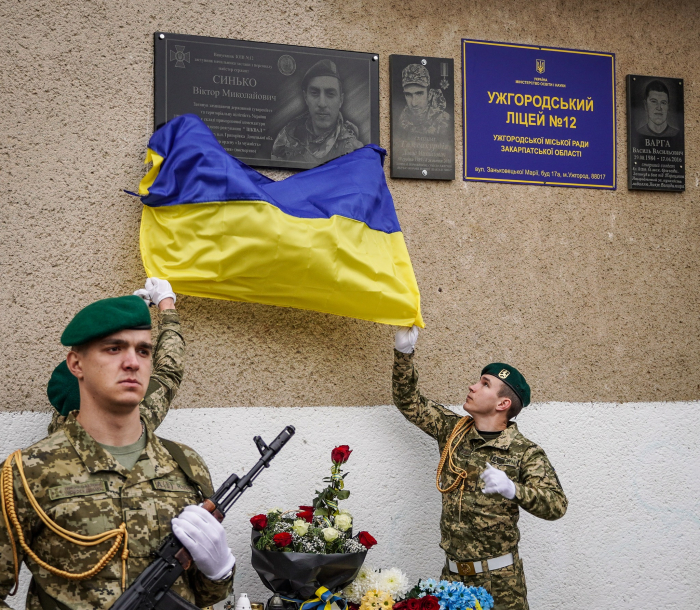 Загиблого Героя Віктора Синька вшанували меморіальною дошкою на на фасаді Ужгородського ліцею №12, випускником якого він був