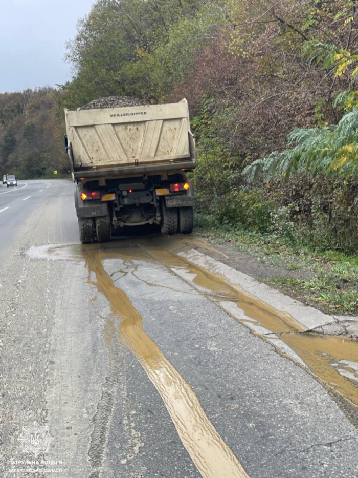 Патрульні притягнули до відповідальності водія вантажівки за забруднення дороги, який двічі протягом року був позбавлений права керування