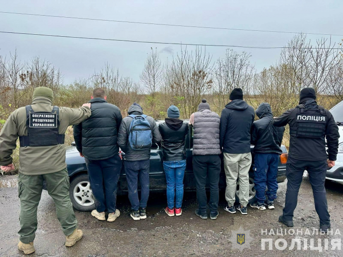 Закарпатські поліцейські затримали зловмисників, які переправляли військовозобов’язаних через кордон