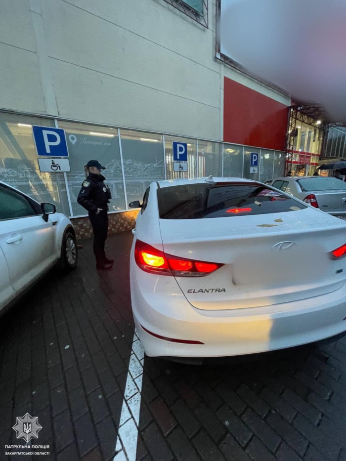 В Ужгороді та Мукачеві патрульні перевіряли, як паркуються в місцях для водіїв з інвалідністю