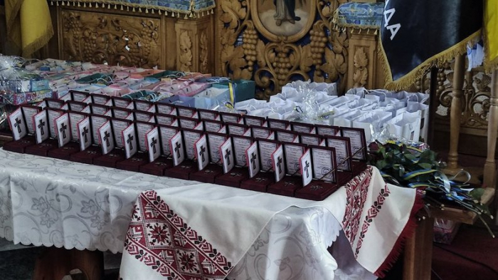 На Закарпатті сім'ям полеглих захисників вручили 50 орденів "Хрест Героя"