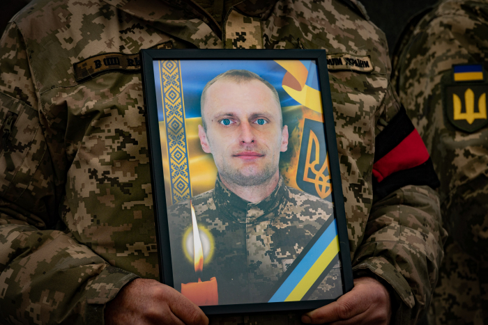 В Ужгороді сьогодні попрощалися із 38-річним старшим сержантом, сапером Владиславом Решетніком