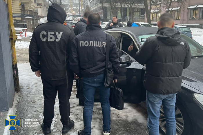 СБУ викрила депутатів Хустської міськради, які під час війни вкрали бюджетні кошти, призначені на ремонт системи опалення в школі