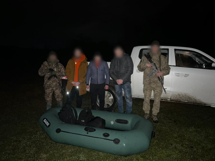 У ніч на Різдво прикордонники затримали трьох чоловіків з гумовим човном