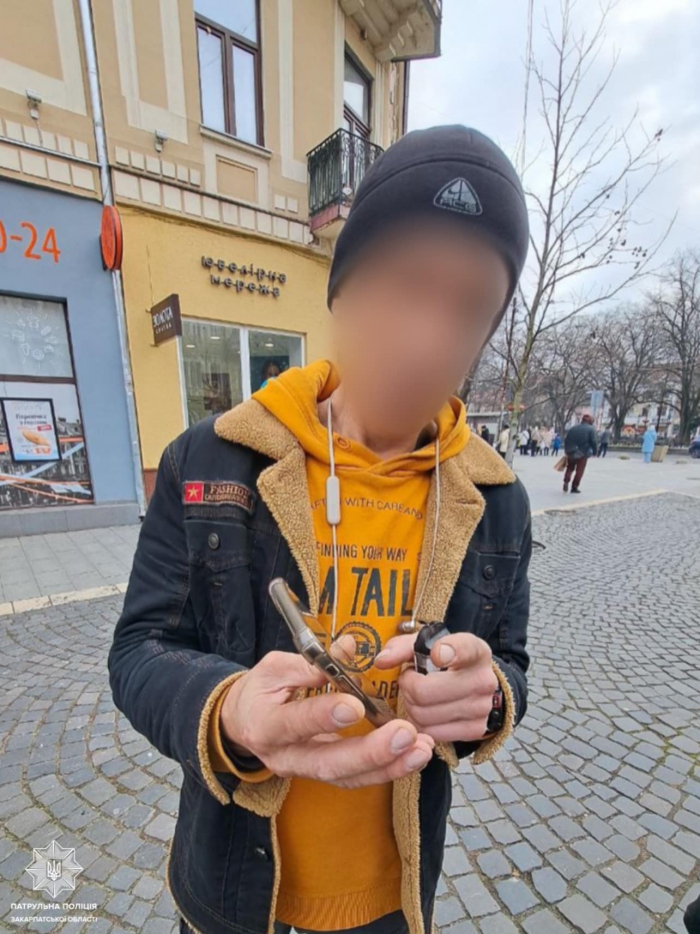 Патрульні виявили в Ужгороді чоловіка, який мав з собою згорток із наркотиками