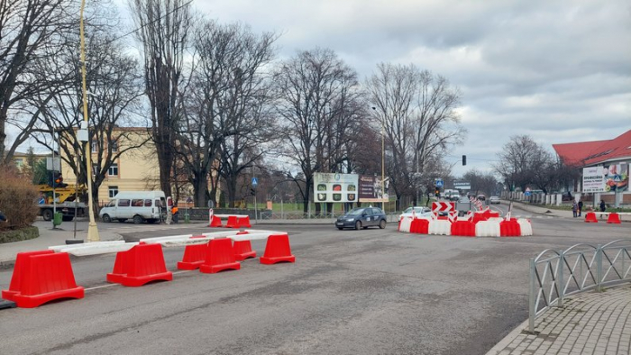 В Ужгороді організували експериментальний круговий рух на перехресті вулиць Академіка Шпеника та Будителів