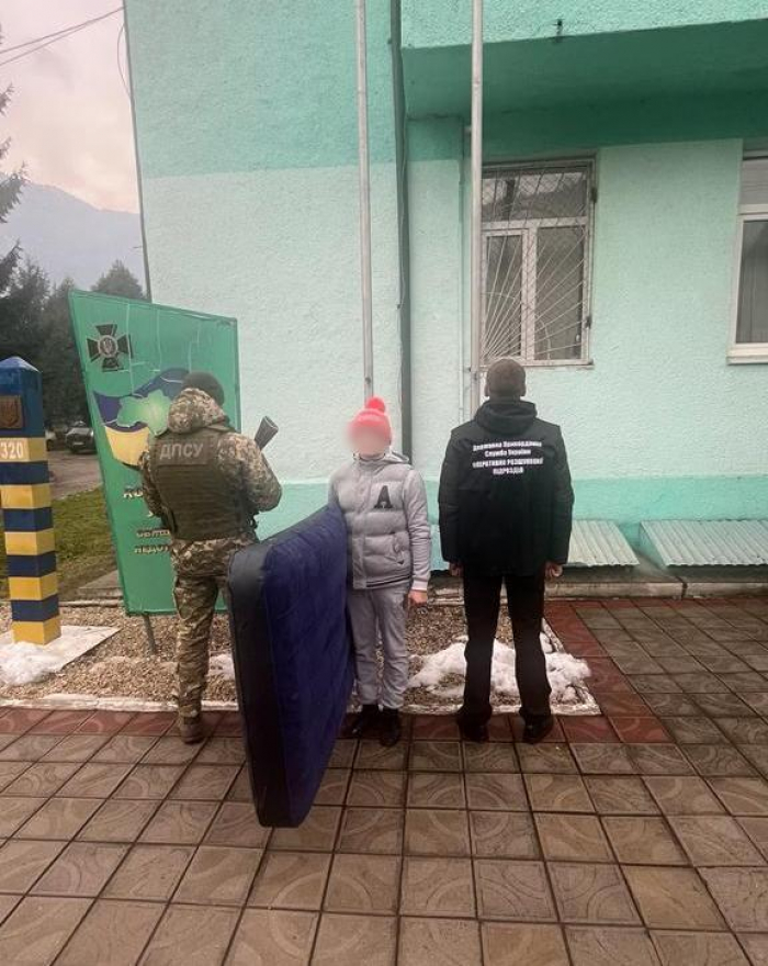 Надувний матрац, дитяча шапка. Прикордонники зупинили чоловіка, який намагався перепливти Тису