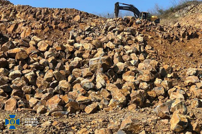 Одне з підприємств Закарпаття на незаконному видобутку та продажу цінної породи корисних копалин