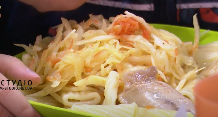 Безкоштовними гарячими обідами годують вимушених переселенців в Ужгороді (ВІДЕО)