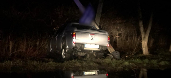 На Закарпатті нетверезий водій врізався у стовп (ФОТО)