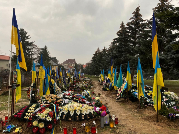 В Ужгороді вшанували пам’ять загиблих Героїв, які поховані на Пагорбі Слави