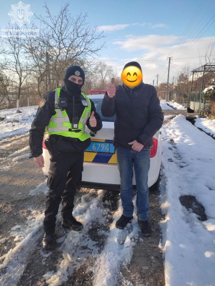 Патрульні допомогли громадянину, у якого на трасі зламався автомобіль