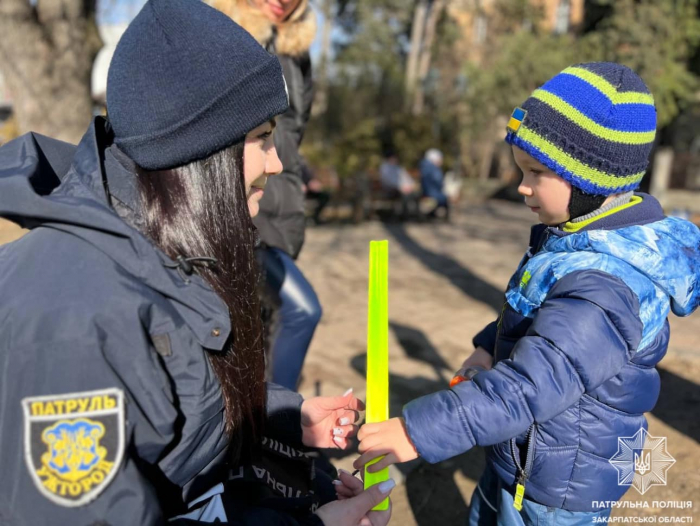 Шкільні офіцери поліції продовжують привертати увагу дітей до використання світлоповертаючих елементів