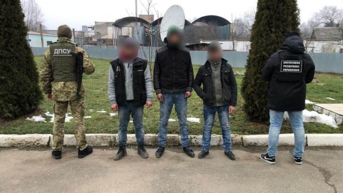 Сімох чоловіків затримали прикордонники поблизу кордону з Угорщиною на Закарпатті