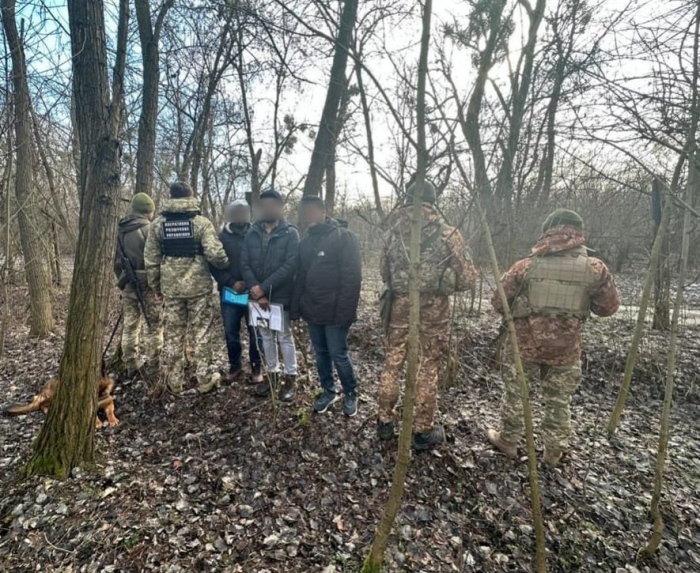 На Закарпатті затримали трьох індусів, що пробиралися чагарниками до Угорщини (ФОТО)