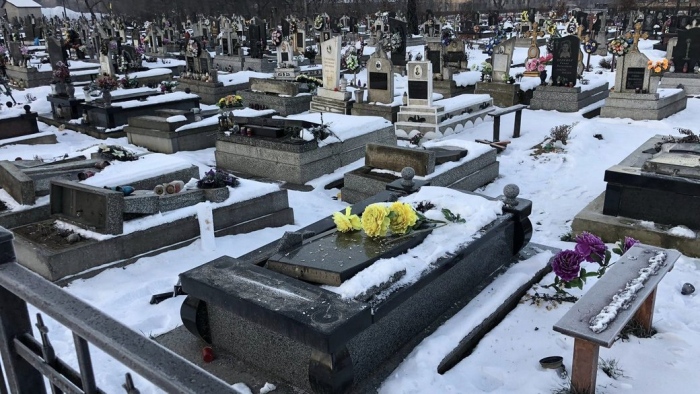 На Закарпатті неповнолітні пошкодили 25 надгробних плит. Вони визнали свою провину — поліція