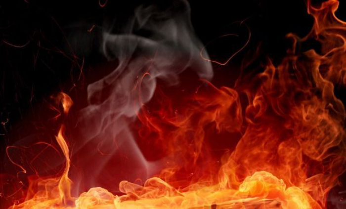 Внаслідок двох пожеж на Закарпатті двоє чоловіків та трирічна дитина отримали опіки