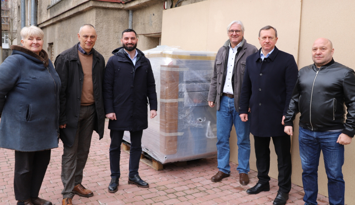 Генератор та медобладнання від Дармштадта передали для дитячої лікарні в Ужгороді
